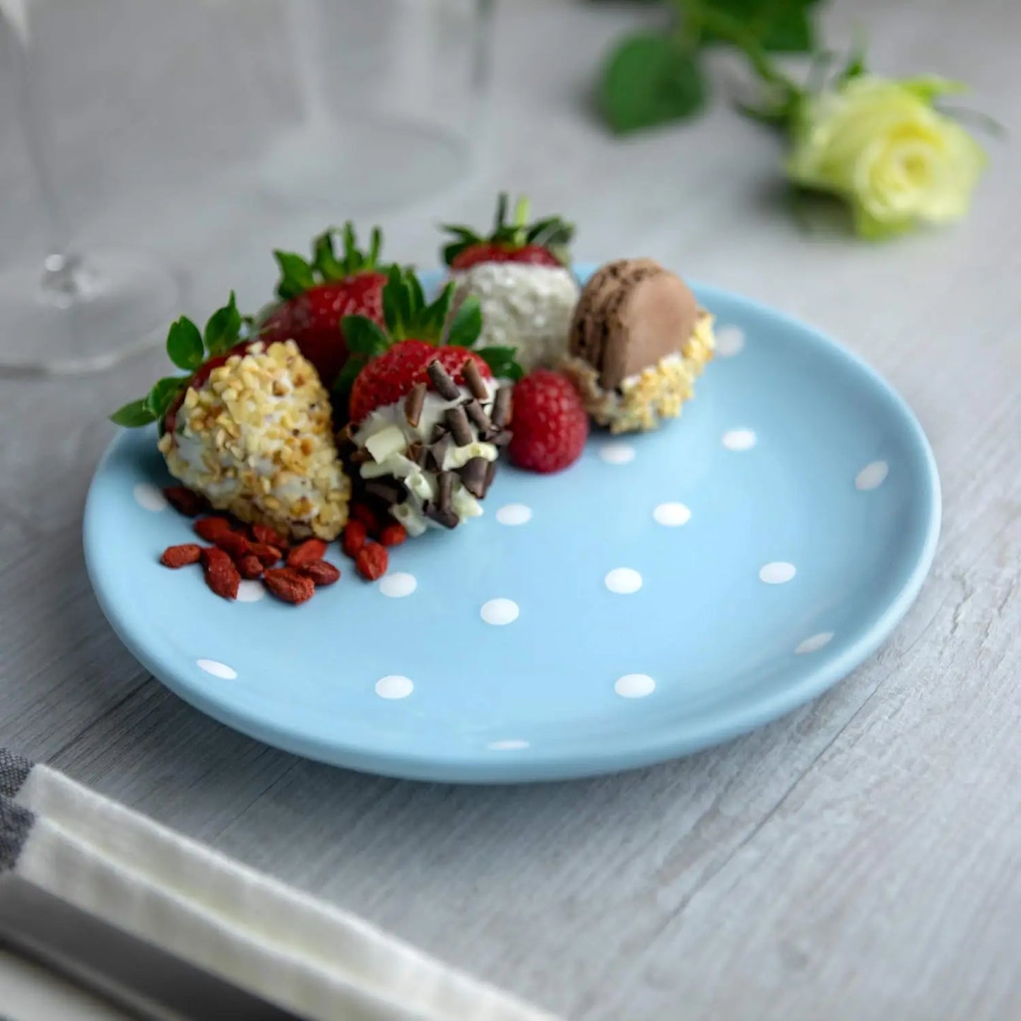 Hignconcerned Polka Dot Ceramic Dinnerware Set for 4