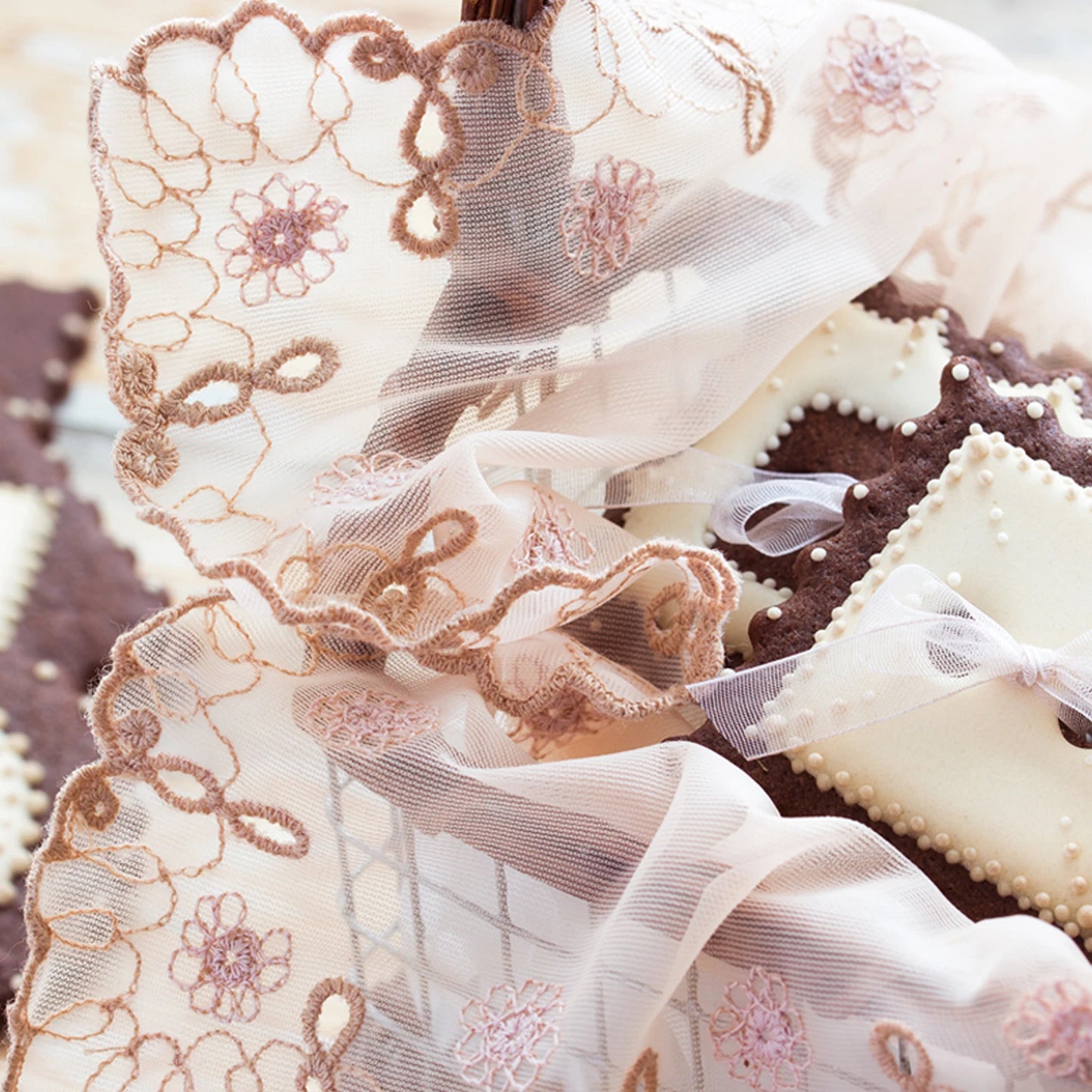 UXCELLCN Retro Lace Placemat Embroidered Table Mats Doilies